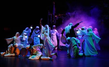 من مشاهد مسرحية «الوصية» على مسرح دار الأوبرا في دمشق أمس.