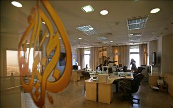 موظفون في مكتب «الجزيرة» في الضفة بعيد الإعلان عن قرار السلطة الفلسطينية
