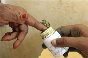 ناخبة سودانية تضع إصبعها في الحبر في مركز اقتراع في الخرطوم أمس