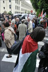 ناشطون يتظاهرون ضد انضمام إسرائيل لمنظمة التعاون في باريس، أمس