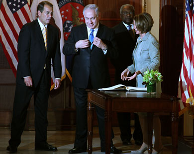 نتنياهو (وسط) مع رئيسة مجلس النواب بيلوسي (يمين) أثناء زيارته لمقر المجلس.