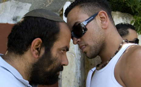نزاع بين فلسطيني ومستوطن يهودي في القدس الشرقية أول من أمس.