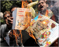 شطاء من حزب شيف سينا يحرقون بطاقات معايدة بيوم الحب