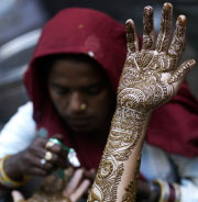 يد امرأة هندوسيّة تملأها الحنّة