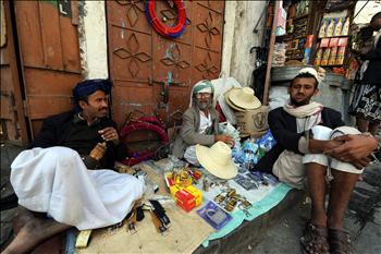 يمنيون يفترشون الأرض في صنعاء القديمة أمس